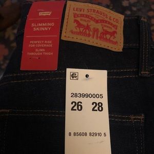 Levis Slimming Skinny 26x28 jeans
